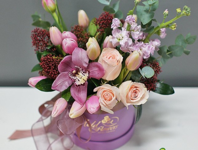 Коробка с тюльпанами и орхидеей Фото